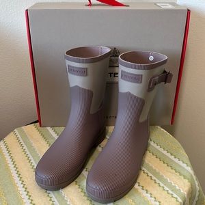 Hunter refined textured slim fit short rain boots sz 6.